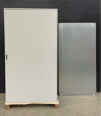 deux réfrigérateurs placés l'un à côté de l'autre sur une palette