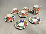un service de six tasses et soucoupes ornées de motifs floraux