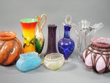 vases en verre de différentes couleurs posés sur une table
