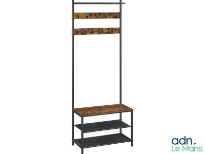un porte-manteaux en métal et en bois, muni de deux étagères et d'une tablette en dessous