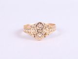 gros plan d'une bague en or sur une surface blanche