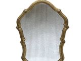 un gros plan d'un miroir doré sur fond blanc