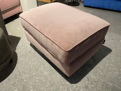 1 POUF sur pied BAGATELLE. 80x60x46 cm, revêtement en velour…