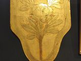 une plaque en or accrochée au mur d'un musée