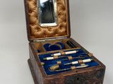 une petite boîte en bois contenant un miroir et une paire de ciseaux