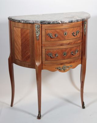 une commode avec un plateau en marbre posée sur un socle en bois