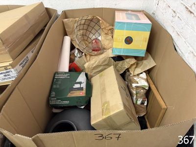 une boîte en carton remplie de boîtes et d'autres objets