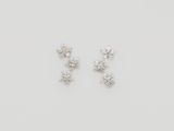 une paire de boucles d'oreilles en diamant sur fond blanc