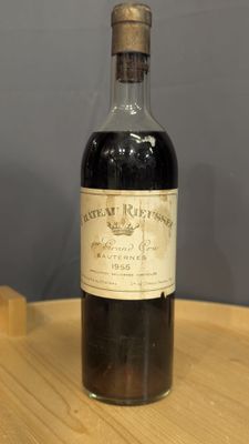 une bouteille de vin posée sur une table