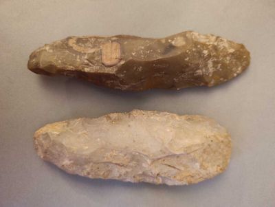 deux morceaux de pierre posés l'un à côté de l'autre sur une table