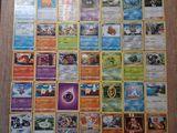 une grande collection de cartes Pokémon posée sur une table en bois