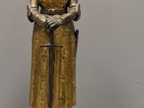statue d'une femme en armure tenant une épée et un bouclier