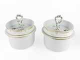 deux assiettes blanches ornées de bordures dorées et d'un cygne sur le dessus