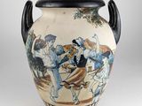 un vase avec un tableau posé sur une table