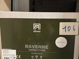 une boîte portant une étiquette, posée sur une étagère