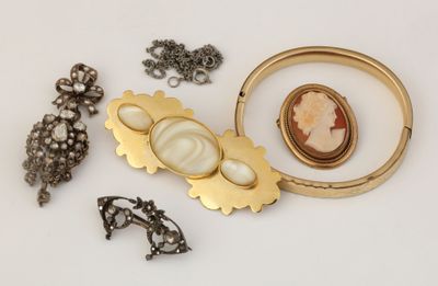 plusieurs bijoux, dont une broche, une bague et une broche