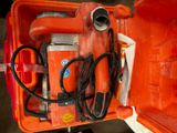 une boîte à outils orange contenant des outils
