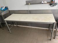 Une table de coupe en inox à plateau en résine Dimensions : …