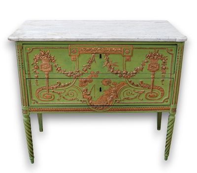 une commode verte et dorée avec un plateau en marbre
