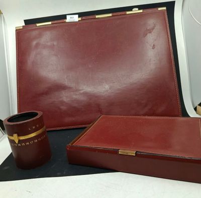 un étui en cuir rouge et une boîte en cuir marron