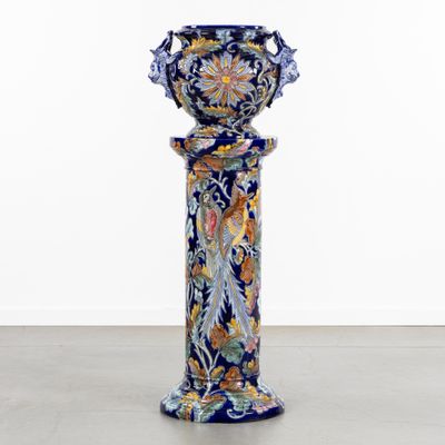 une image représentant un vase bleu posé sur une table en bois