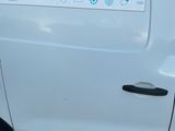 une camionnette sur laquelle est collé un autocollant sur le côté