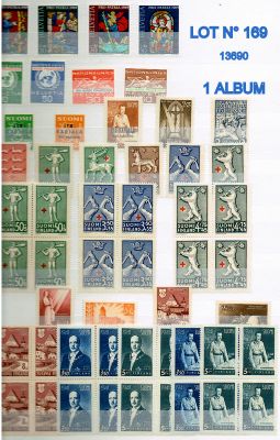 La collection de timbres est exposée sur le mur d'une pièce.