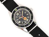 une image représentant une montre-bracelet avec un cadran noir et des aiguilles vertes