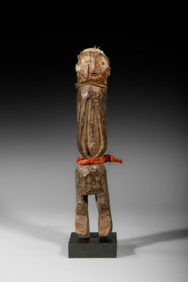 une statue en bois d'un homme avec un chapeau sur la tête