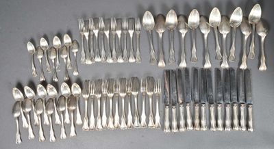 un grand nombre de cuillères et de fourchettes en argent disposées sur une table