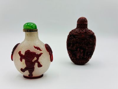 deux petits vases posés l'un à côté de l'autre sur une surface blanche