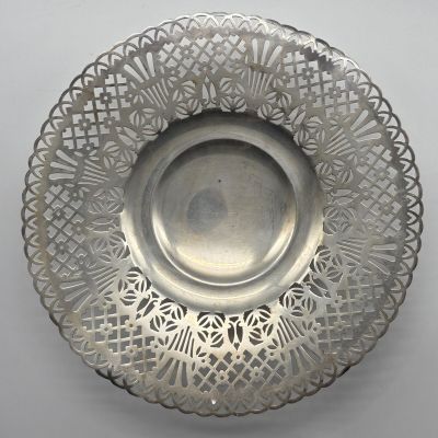 Coupe ronde festonnée à motifs géométriques ajourés en métal…