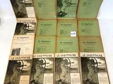Plusieurs vieux magazines français sont empilés les uns sur les autres