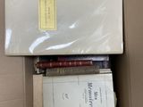 une boîte remplie de livres posée sur une table
