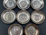 six sous-verres en métal argenté portant l'emblème des États-Unis