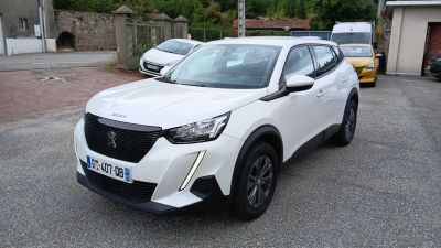 une voiture blanche garée dans un parking