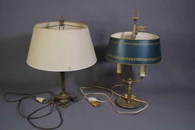 une paire de lampes posées sur une table, l'une avec un abat-jour bleu et l'autre avec un abat-jour blanc