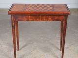 une table en bois sur laquelle est posé un échiquier