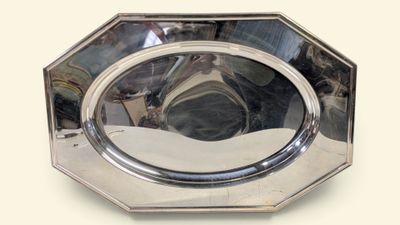 un plateau en argent avec un miroir au milieu