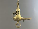 une suspension ancienne en laiton sur laquelle est perché un oiseau