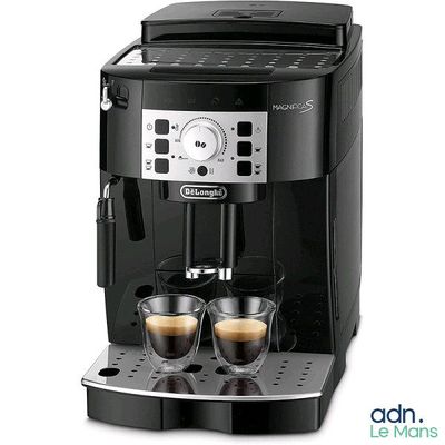 une machine à café DeLonghi avec deux tasses de café posées devant
