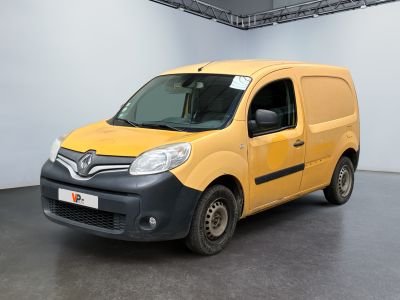 une camionnette jaune et noire garée dans une pièce blanche au sol noir