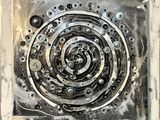 une photo d'un objet métallique en forme de spirale
