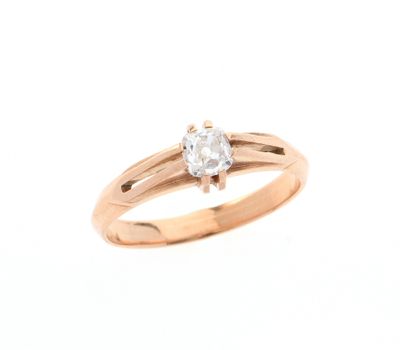 gros plan d'une bague en diamant sur fond blanc