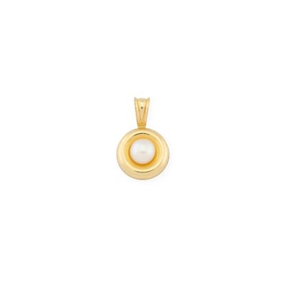 un pendentif en or jaune orné d'une perle au centre
