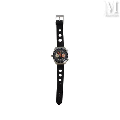 un gros plan d'une montre sur une surface blanche avec un fond blanc
