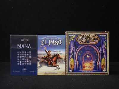 trois livres pour enfants sont alignés sur une surface noire