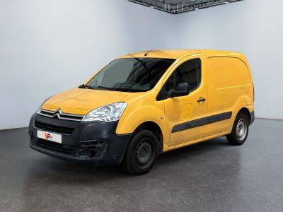 La camionnette jaune est garée dans une grande pièce blanche.