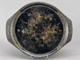 un gros plan d'une bague en argent ornée d'une pierre noire au centre