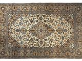 un tapis persan antique avec un motif floral sur fond blanc